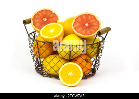 agrumes dans un panier sur fond blanc Banque D'Images