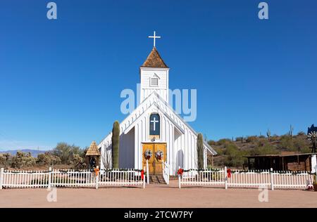 Old Elvis Chapel, église de l'Arizona Mining Days dans les montagnes Superstition, près de Phoenix, Apache Junction, ville fantôme de Goldfield. Ciel bleu Banque D'Images