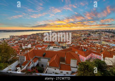 Vue sur le coucher du soleil depuis le château Saint George du quartier d'Alfama, ou Castelo de São Jorge surplombant le centre historique de la vieille ville de Lisbonne, Portugal Banque D'Images
