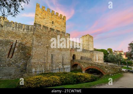 Un illuminé. Château de George, ou Castelo de São Jorge, une fortification perchée dans le quartier d'Alfama surplombant Lisbonne, Portugal. Banque D'Images