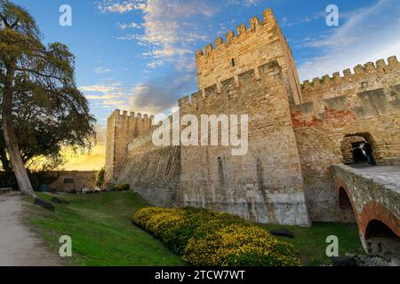 Un illuminé. Château de George, ou Castelo de São Jorge, une fortification perchée dans le quartier d'Alfama surplombant Lisbonne, Portugal. Banque D'Images