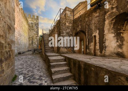 Murs intérieurs et escaliers de besoin Château de George, ou Castelo de São Jorge, une fortification perchée dans le quartier d'Alfama surplombant Lisbonne, Portugal. Banque D'Images