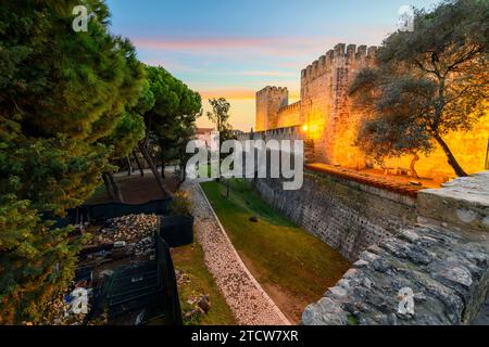 Un illuminé. Château de George, ou Castelo de São Jorge, une fortification perchée dans le quartier d'Alfama surplombant Lisbonne, Portugal. Banque D'Images