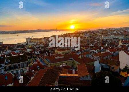 Vue au coucher du soleil sur le sanctuaire du Christ Roi monument et statue surplombant le Tage et le pont Ponte 25 de Abril depuis le quartier d'Alfama Banque D'Images