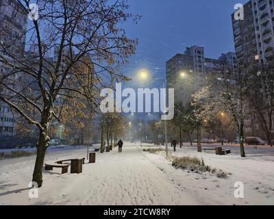 Non exclusive : KIEV, UKRAINE - 14 DÉCEMBRE 2023 - vue sur une rue enneigée, Kiev, capitale de l'Ukraine. Banque D'Images