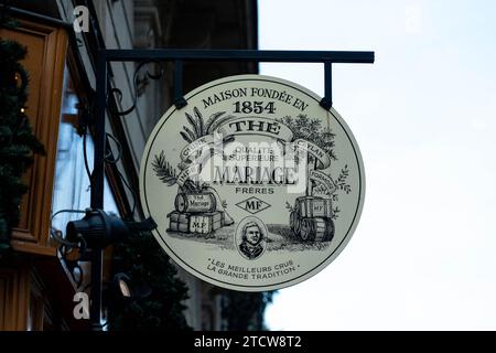 Paris, France. 12 décembre 2023. Illustration du logo de la boutique/vitrine de la maison de thé de luxe mariage Frères sur la rue faubourg saint honore le 12 décembre 2023. L’Autorité de la concurrence impose une sanction de quatre millions d’euros au géant du thé mariage Frères. La société spécialisée dans les thés haut de gamme est sanctionnée pour avoir entravé la liberté commerciale de ses distributeurs, qui ne pouvaient proposer ses produits en ligne ou effectuer des ventes en gros. Photo par Alexis Jumeau/ABACAPRESS.COM crédit : Abaca Press/Alamy Live News Banque D'Images