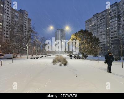 Non exclusive : KIEV, UKRAINE - 14 DÉCEMBRE 2023 - vue sur une rue enneigée, Kiev, capitale de l'Ukraine. Banque D'Images