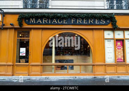 Paris, France. 12 décembre 2023. Illustration du logo de la boutique/vitrine de la maison de thé de luxe mariage Frères sur la rue faubourg saint honore le 12 décembre 2023. L’Autorité de la concurrence impose une sanction de quatre millions d’euros au géant du thé mariage Frères. La société spécialisée dans les thés haut de gamme est sanctionnée pour avoir entravé la liberté commerciale de ses distributeurs, qui ne pouvaient proposer ses produits en ligne ou effectuer des ventes en gros. Photo par Alexis Jumeau/ABACAPRESS.COM crédit : Abaca Press/Alamy Live News Banque D'Images