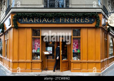 Paris, France. 12 décembre 2023. Illustration du logo de la boutique/vitrine de la maison de thé de luxe mariage Frères sur la rue faubourg saint honore le 12 décembre 2023. L’Autorité de la concurrence impose une sanction de quatre millions d’euros au géant du thé mariage Frères. La société spécialisée dans les thés haut de gamme est sanctionnée pour avoir entravé la liberté commerciale de ses distributeurs, qui ne pouvaient proposer ses produits en ligne ou effectuer des ventes en gros. Photo par Alexis Jumeau/ABACAPRESS.COM crédit : Abaca Press/Alamy Live News Banque D'Images