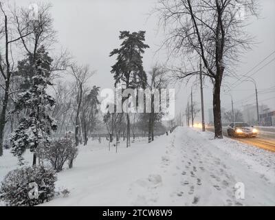 Non exclusive : KIEV, UKRAINE - 14 DÉCEMBRE 2023 - vue sur une rue enneigée, Kiev, capitale de l'Ukraine. Banque D'Images