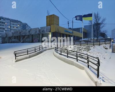 Non exclusive : KIEV, UKRAINE - 14 DÉCEMBRE 2023 - vue sur une rue enneigée, Kiev, capitale de l'Ukraine. Banque D'Images