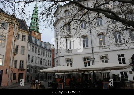 Copenhague, Danemark /14 décembre 2023/.flèche de sankt nikolai kirke et vue depuis la rue ved Strand à Copenhague. Photo.Francis Joseph Dean/Dean Pictures Banque D'Images