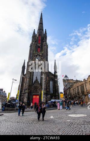 The Hub, Castlehill Edinburgh. Autrefois l'église Talbooth avec des touristes se promenant sur la route pavée. Banque D'Images