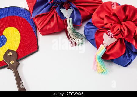 Joyeux Seollal, nouvel an coréen. Emballage traditionnel coréen décoré de soie, pendentif et éventail Banque D'Images