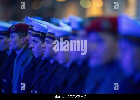 Stralsund, Allemagne. 14 décembre 2023. Les recrues de la Bundeswehr se tiennent dans le port lors de la cérémonie d'assermentation. 145 nouveaux soldats de l'Académie navale de Parow ont prêté serment. Crédit : Stefan Sauer/dpa/Alamy Live News Banque D'Images