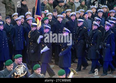 Stralsund, Allemagne. 14 décembre 2023. La Bundeswehr recrute lors de la cérémonie d'assermentation dans le port. 145 nouveaux soldats de l'Académie navale de Parow ont prêté serment. Crédit : Stefan Sauer/dpa/Alamy Live News Banque D'Images