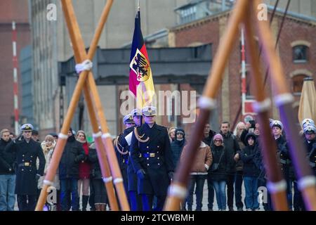 Stralsund, Allemagne. 14 décembre 2023. La Bundeswehr recrute lors de la cérémonie d'assermentation dans le port. 145 nouveaux soldats de l'Académie navale de Parow ont prêté serment. Crédit : Stefan Sauer/dpa/Alamy Live News Banque D'Images