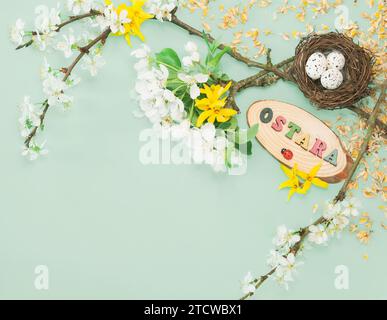 Lay plat sur le thème d'Ostara avec fleurs et nid d'oiseau Banque D'Images
