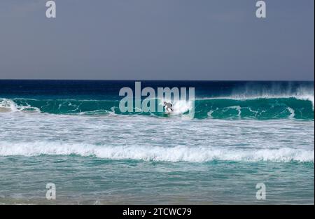 Surfeurs, Playa Piedra surf Beach, El Cotillo, Fuerteventura, Îles Canaries, Espagne. Banque D'Images