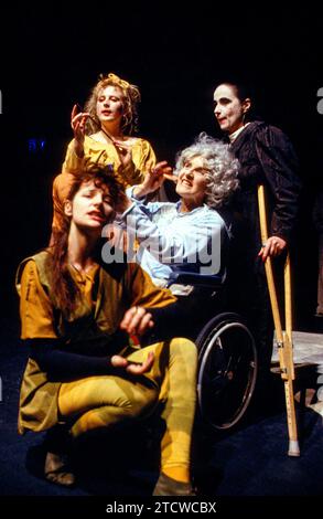 de gauche à droite, arrière : Jenny Sealey (Rose), Merry Cross (Wallace) avant : Kaite O’Reilly (Anya), Letty Kaye (Suzanne) dans Une VUE PRIVÉE au Drill Hall, Londres WC1 20/01/1988 écrit par Tasha Fairbanks en association avec la Graeae Theatre Company design : Jacqueline Gunn réalisatrice : Anna Furse Banque D'Images