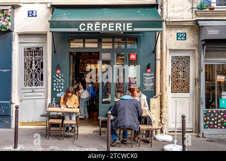 Les gens assis devant Crêperie Rozell café , une crêperie et un café à Montmartre dans le 18e arrondissement de Paris, France Banque D'Images