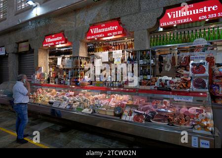 Charcuterie Stall, Mercado de Abastos, marché alimentaire, Santiago de Compostelle, Galice, nord-ouest de l'Espagne, Europe Banque D'Images