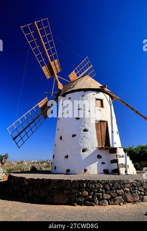 Moulin à vent El Roque près de El Cotillo, Fuerteventura, Îles Canaries, Espagne. Banque D'Images