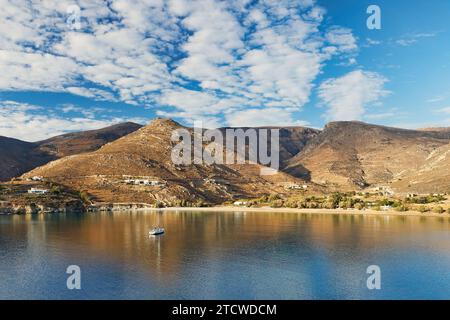 La plage de sable Ganema de l'île de Serifos dans les Cyclades, Grèce Banque D'Images