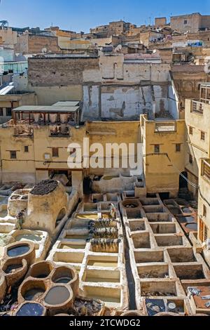 Sidi Moussa Tannerie avec des récipients en pierre ronde remplis de colorants et de liquides adoucissants dans la médina Fes el-Bali de la ville Fès / Fès, Fès-Meknès, Maroc Banque D'Images