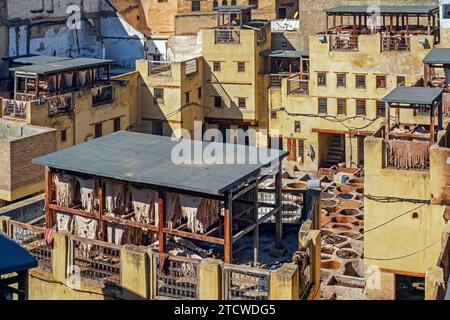 Sidi Moussa Tannerie avec des récipients en pierre ronde remplis de colorants et de liquides adoucissants dans la médina Fes el-Bali de la ville Fès / Fès, Fès-Meknès, Maroc Banque D'Images