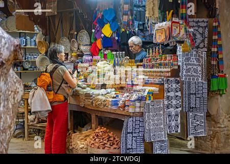 Touriste occidental achetant des souvenirs dans la boutique de cadeaux à Souk el Henna dans l'ancienne médina de la ville de Fès / Fès, Fès-Meknès, Maroc Banque D'Images