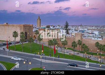 Murs de la ville de la Kasbah des Oudayas / Oudaias et porte principale Almohade dans la capitale Rabat au coucher du soleil, Rabat-Salé-Kénitra, Maroc Banque D'Images