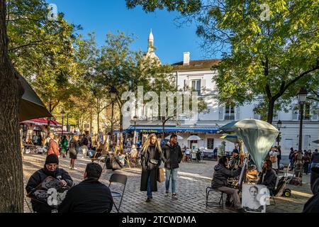 Les gens marchent autour de la place du Tertre regardant les artistes et leur travail un après-midi d'hiver à Montmartre, Paris, France Banque D'Images