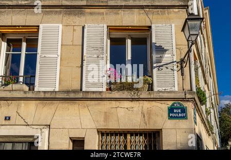 Volets en bois sur une maison de la rue Poulbot Montmartre dans le 18e arrondissement de Paris, France Banque D'Images