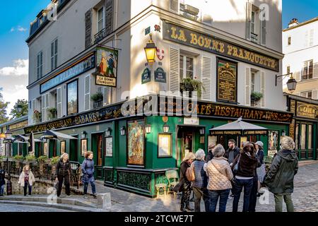 Les gens à l'extérieur de la bonne Franquette , un restaurant traditionnel français à Montmartre, dans le 18e arrondissement de Paris Banque D'Images