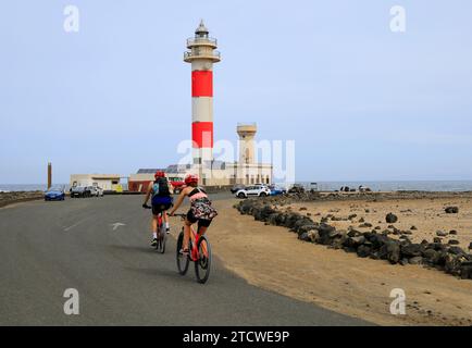 Couple vélo à Faro de Tostón, El Cotillo, Fuerteventura, Îles Canaries, Espagne. Banque D'Images