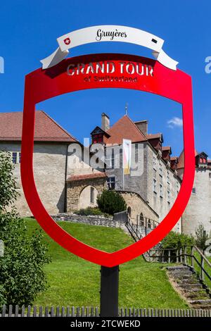 Gruyères, Suisse - 29 juillet : le vieux village de montagne des Alpes suisses Gruyères avec son château dans le cadre rouge du Grand Tour Suisse. C'est l'un des 60 ph Banque D'Images