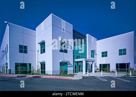 L'invention concerne un bâtiment de construction basculant vers le haut, contrôlé en perspective, situé dans un parc d'activités. Banque D'Images