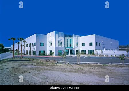 L'invention concerne un bâtiment de construction basculant vers le haut, contrôlé en perspective, situé dans un parc d'activités. Banque D'Images