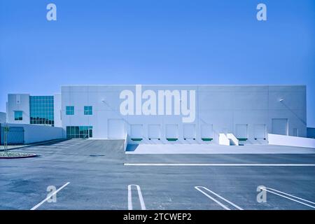 L'invention concerne un bâtiment de construction basculant vers le haut, contrôlé en perspective, situé dans un parc d'activités. Montre l'arrière du bâtiment avec les quais de chargement. Banque D'Images