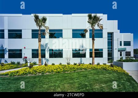 L'invention concerne un bâtiment de construction basculant vers le haut, contrôlé en perspective, situé dans un parc d'activités. Banque D'Images