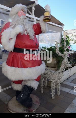 Marbella, Espagne - 10 décembre 2023 : Grand Père Noël au port de Banus, à Marbella, Espagne. Banque D'Images