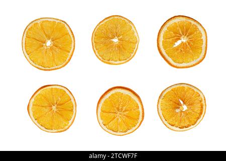 Ensemble de délicieuses tranches d'orange sèches isolées sur fond blanc. Ronds d'agrumes secs croustillants, en-cas, croustilles de fruits, décor pour cocktail et chaud Banque D'Images