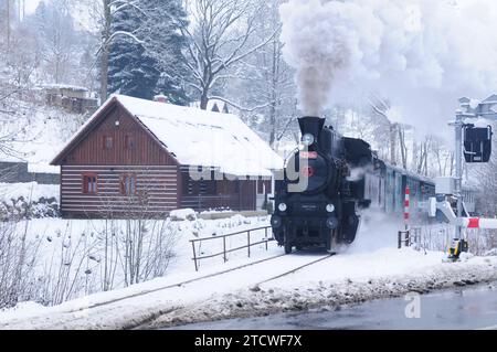 St. Nicholas, diables et anges montent en locomotive à vapeur 423,094 à Jilemnice, République tchèque, le 9 décembre 2023. (Photo CTK/Martin Hurin) Banque D'Images