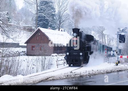 St. Nicholas, diables et anges montent en locomotive à vapeur 423,094 à Jilemnice, République tchèque, le 9 décembre 2023. (Photo CTK/Martin Hurin) Banque D'Images