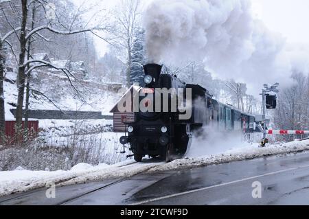 St. Nicholas, diables et anges montent en locomotive à vapeur 423,094 à Jilemnice, République tchèque, le 9 décembre 2023. (Photo CTK/Martin Hurin) Banque D'Images