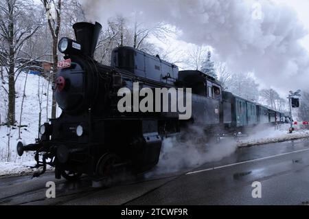 St. Nicholas, diables et anges montent en locomotive à vapeur 423,094 à Jilemnice, République tchèque, le 9 décembre 2023. (Photo CTK/Martin Hurin) Banque D'Images