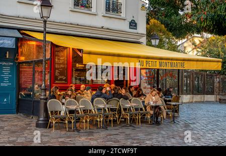 Les gens assis dehors sur la terrasse au petit Montmartre , un café à Montmartre, dans le 18e arrondissement de Paris, France Banque D'Images