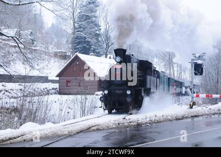 St. Nicholas, diables et anges montent en locomotive à vapeur 423,094 à Jilemnice, République tchèque, le 9 décembre 2023. (Photo CTK/Martin Hurin) Banque D'Images