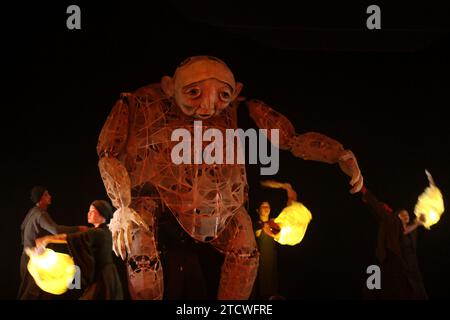 Bantul, Yogyakarta, Indonésie. 14 décembre 2023. Les artistes de Papermoon Puppet ont mis en scène une représentation de théâtre de marionnettes intitulée « Stream of Memory » au Laboratoire des arts de l'Institut indonésien des arts (ISI), Bantul. « Stream of Memory » est une œuvre qui combine des éléments de théâtre de marionnettes, de danse, de mapping vidéo, de musique et d'éclairage, qui décrit le souci du Papermoon Puppet Theatre pour les liens que les humains ont les uns avec les autres et avec la nature. Inspirée par les communautés qui appellent la rivière leur maison, cette œuvre célèbre l’énergie vivifiante de la connexion homme-nature. (Crédit Imag Banque D'Images